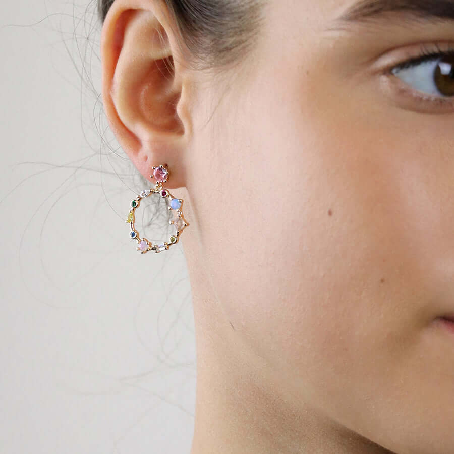 POM - Golden decorative circle earrings with mixed crystals