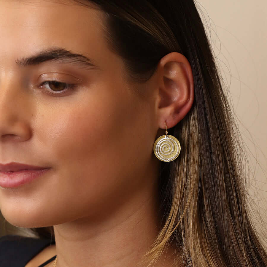POM - Golden scratched disc and silver plated spiral earrings