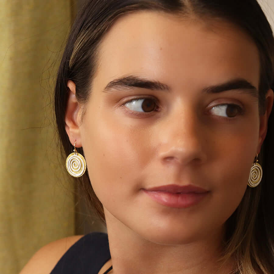 POM - Golden scratched disc and silver plated spiral earrings