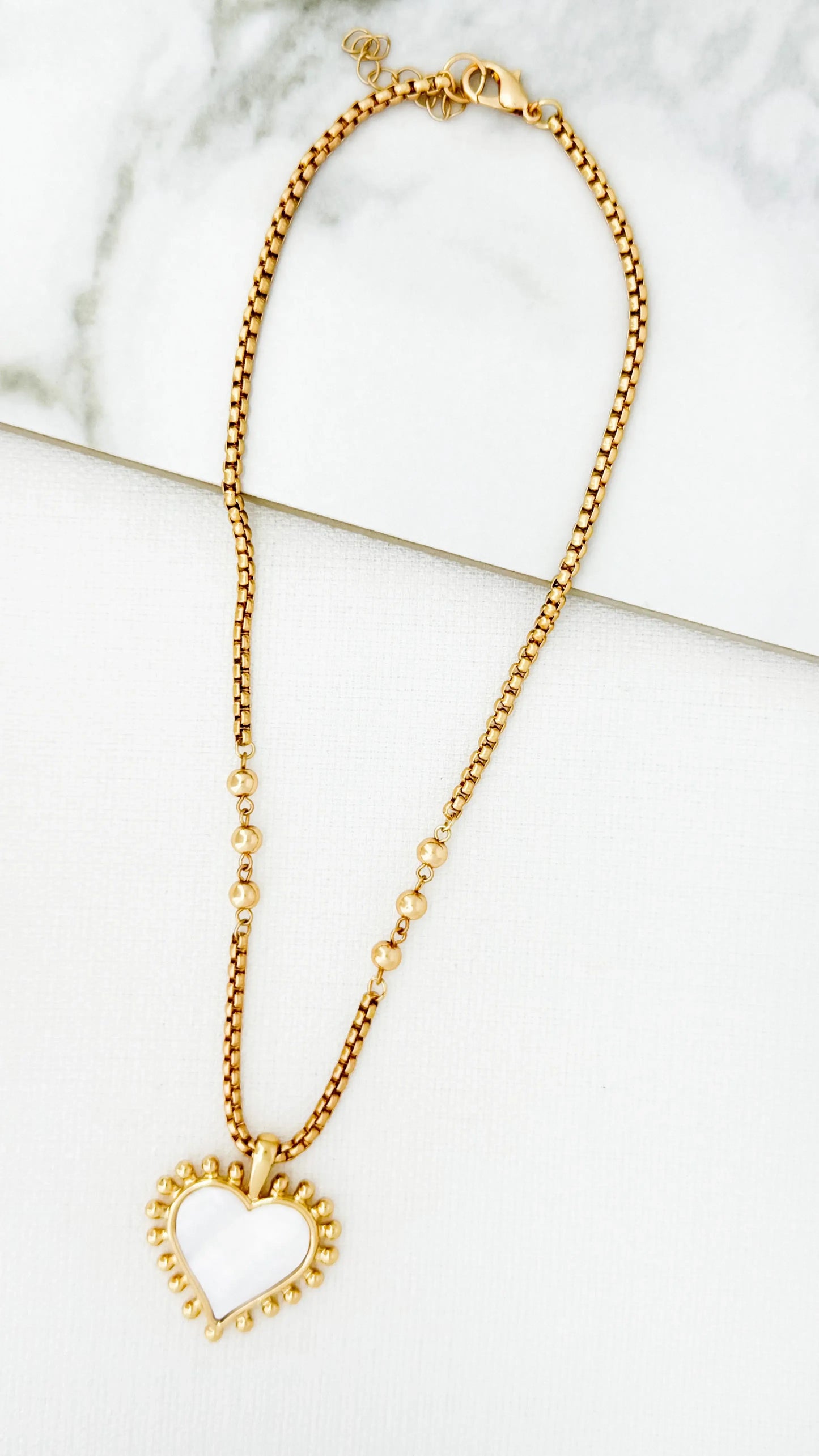 Envy Jewellery - Short gold necklace with a white heart pendant