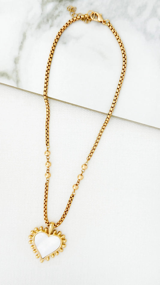 Envy Jewellery - Short gold necklace with a white heart pendant