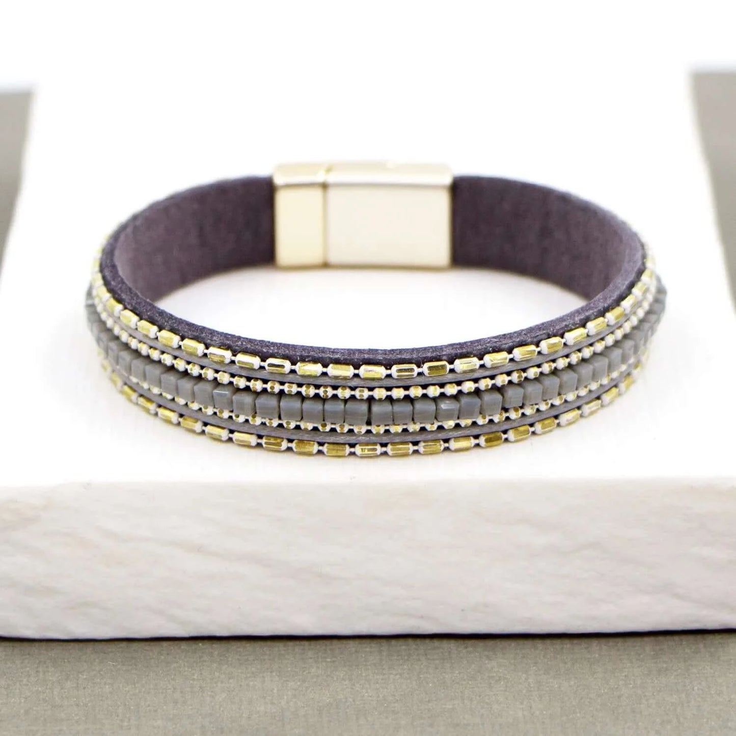 Simple magnetic bracelet with square bead inlay