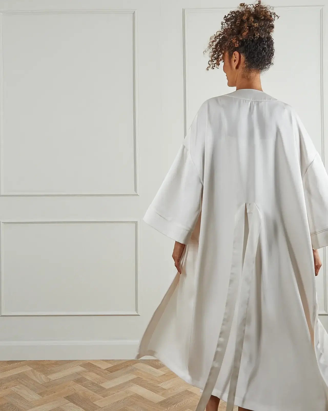 Chalk UK - Cali 100% Satin Robe, Off White