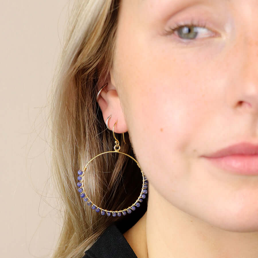 POM - Gold plated hoop earrings with sodalite beads