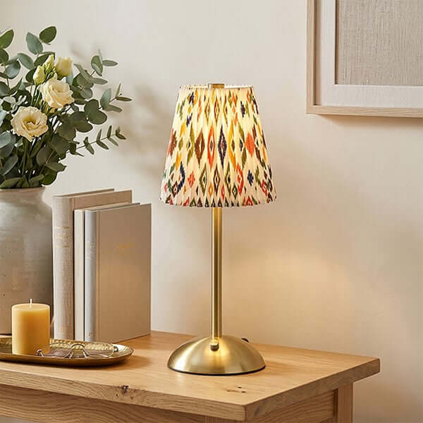 Pretty Shade Touch Lamp Macro