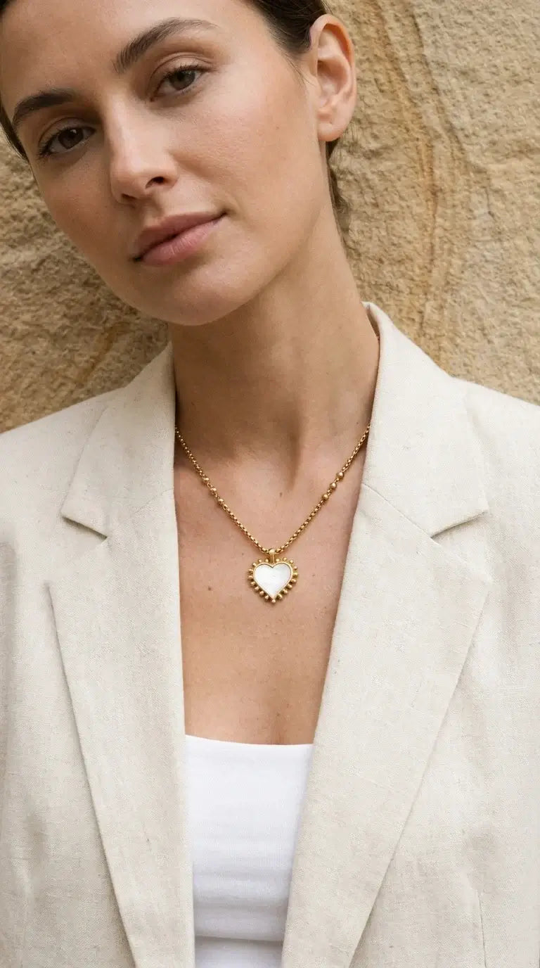 Envy Jewellery - Short gold necklace with a white heart pendant