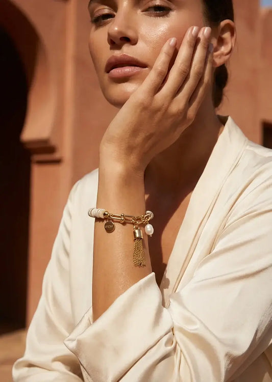 Envy Jewellery - Elasticated gold and beige shell bracelet with pearl and tassel charm